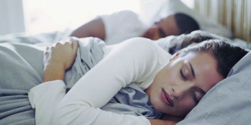 Sommeil : pour vivre heureux, chacun son lit ou chacun sa couette