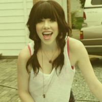 Carly Rae Jepsen dévoile le clip de « This Kiss »