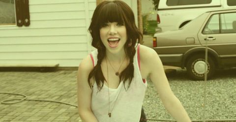 Carly Rae Jepsen dévoile le clip de « This Kiss »