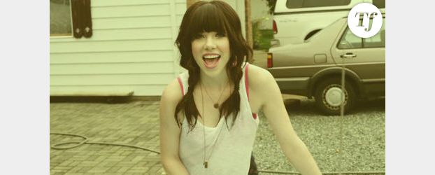 Carly Rae Jepsen dévoile le clip de « This Kiss »