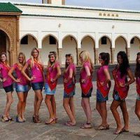 Les Miss belges choquent le Maroc en posant court-vêtues devant une mosquée