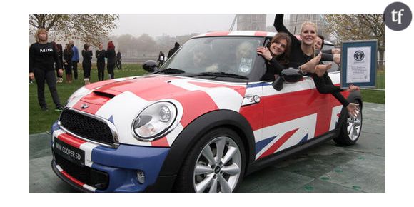 Mini : 28 femmes dans une voiture – TF1 Replay