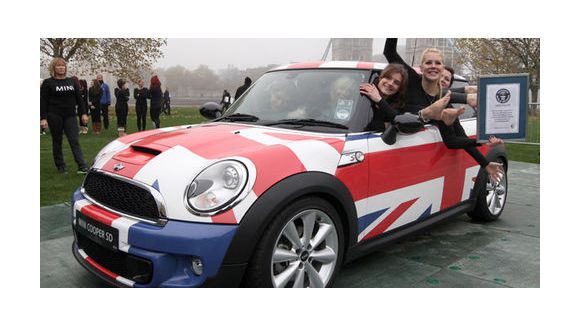 Mini : 28 femmes dans une voiture – TF1 Replay