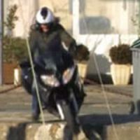 Un journaliste fait une impressionnante chute à moto : vidéo