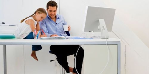 Working Dads : un père sur deux est tenté par le télétravail