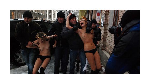 Seins nus, les Femen bravent la neige et le froid contre la corruption