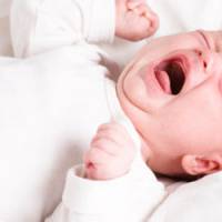 Laisser bébé pleurer peut aider à trouver le sommeil