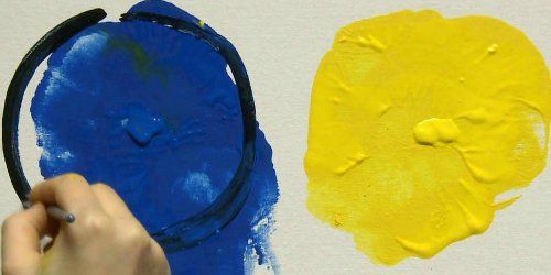 Femen vend des tableaux peints avec les seins sur Internet