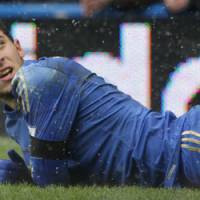 Eden Hazard  frappe un ramasseur de balle lors de Chelsea vs Swansea - Vidéo