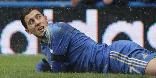 Eden Hazard  frappe un ramasseur de balle lors de Chelsea vs Swansea - Vidéo