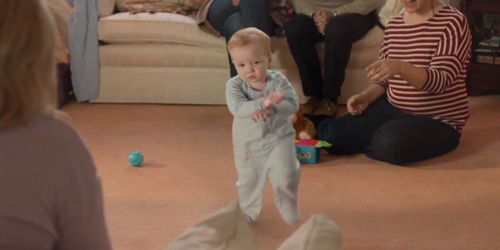 Gangnam Style : un bébé danse pour les cigarettes électroniques E-Lites - Vidéo