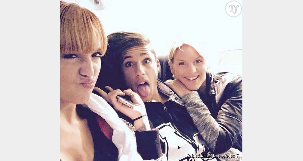 Eddy, Barbara et Amélie posant depuis l&#039;avion les ramenant à Paris