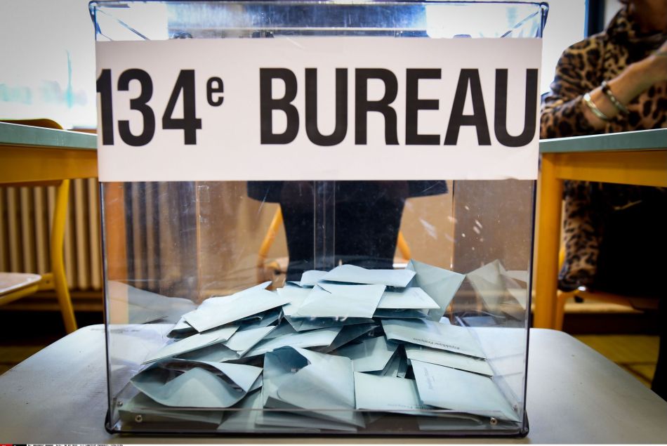 Urne pleine dans un bureau de vote a Toulouse.