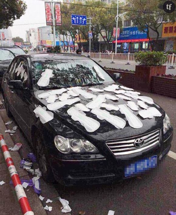 La voiture en question, couverte de serviettes hygiéniques.