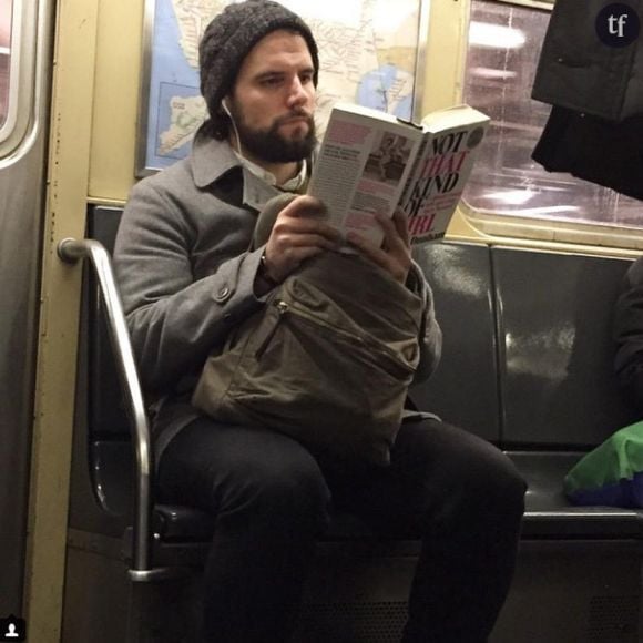 Un beau gosse qui lit dans le métro de New York.