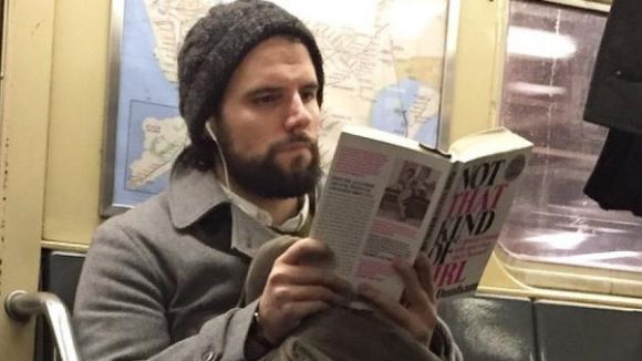 Hot Dudes Reading : ces beaux mecs qui lisent servent une bonne cause