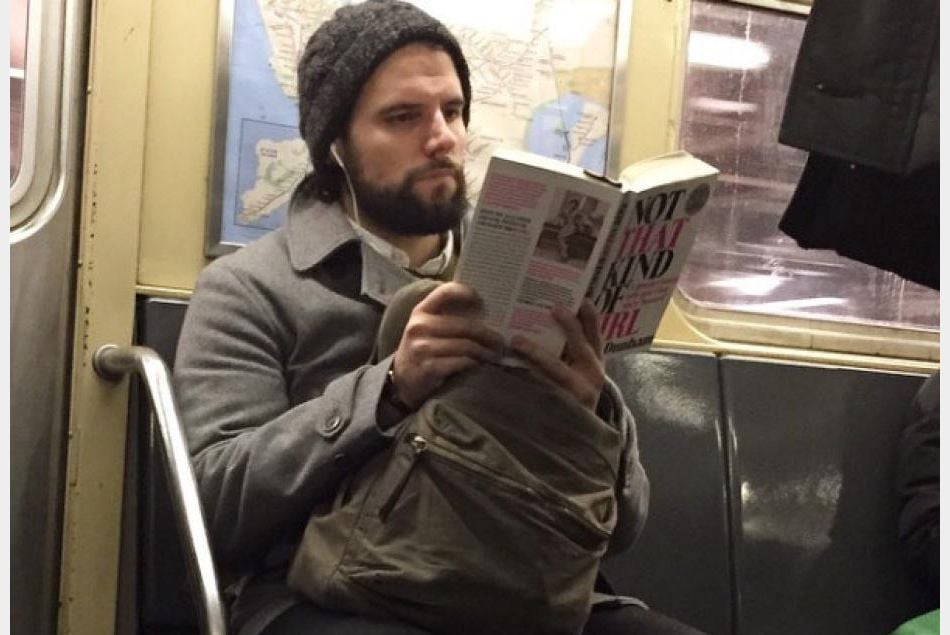 Un beau gosse qui lit dans le métro de New York.