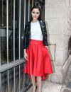 Street Style printemps-été 2015 : : perfecto noir, tee-shirt blanc et jupe corolle rouge.