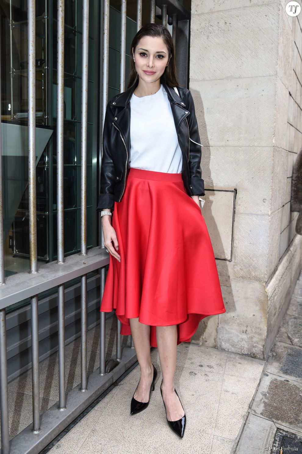 Street Style printemps-été 2015 : : perfecto noir, tee-shirt blanc et jupe corolle rouge.