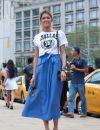 Street Style printemps-été 2015 : sac Chanel, tee-shirt "Dallas 76" et jupe midi.