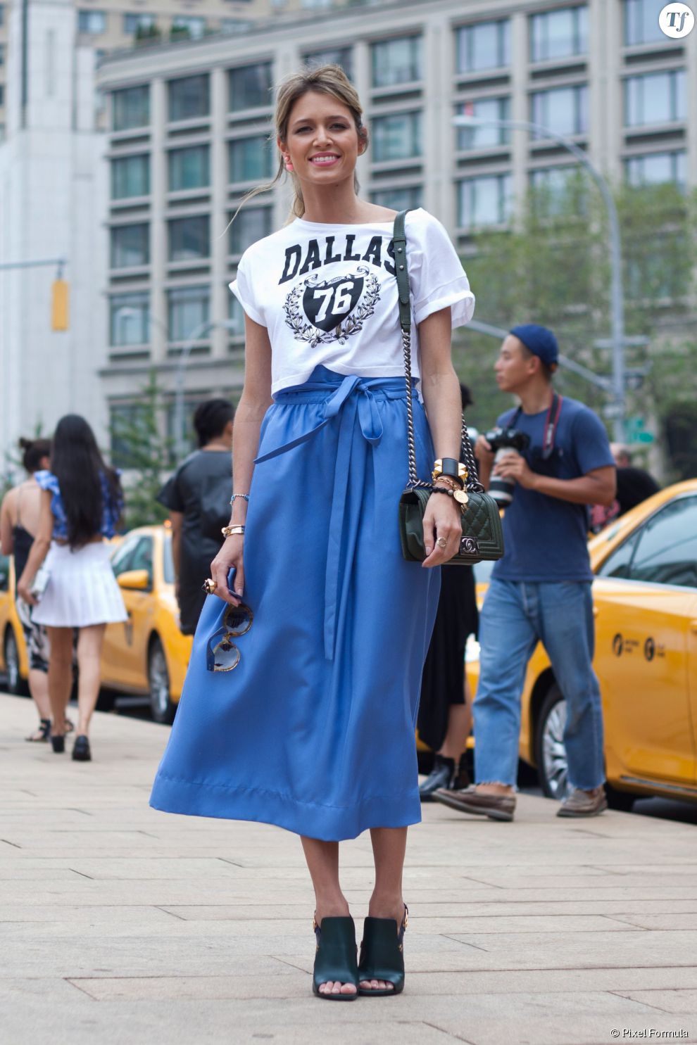 Street Style printemps-été 2015 : sac Chanel, tee-shirt &quot;Dallas 76&quot; et jupe midi.
