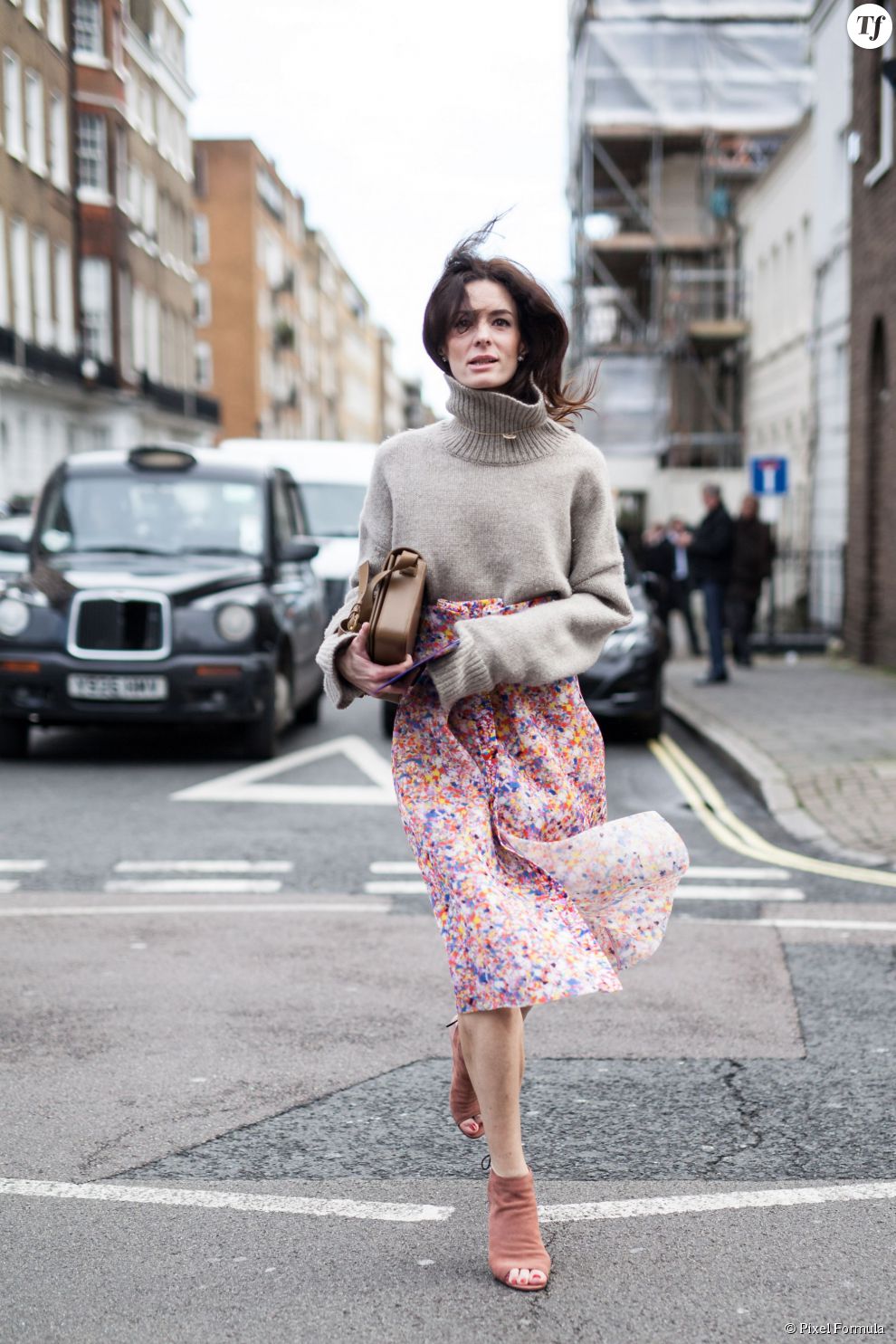 Street Style printemps-été 2015 :  : col roulé et jupe fleurie.