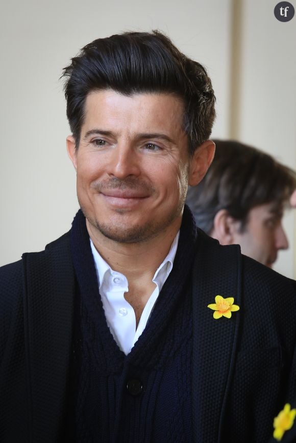 Vincent Niclo lors de la 11e édition de l'opération "Une Jonquille pour Curie" à Paris, le 17 mars 2015. Symbole universel de la lutte contre les cancers, la jonquille est également devenue l'emblème de l'Institut Curie pendant sa semaine de mobilisation au mois de mars, lors de l'opération "Une jonquille pour Curie". 