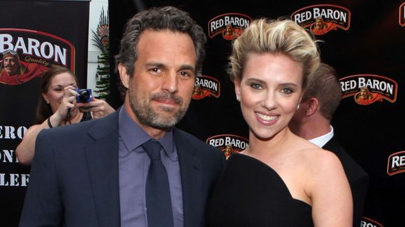 Scarlett Johansson et Mark Ruffalo inversent leurs rôles contre le sexisme (vidéo)