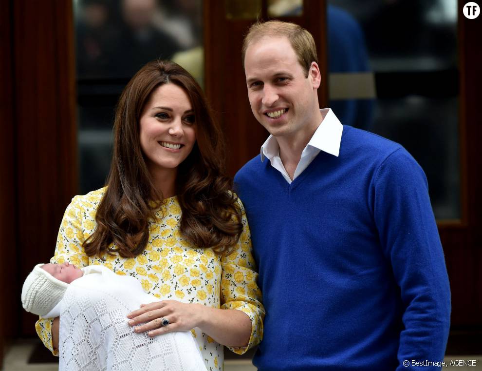 Kate Middleton et William présentent la princesse de Cambridge, le 2 mai 2015.