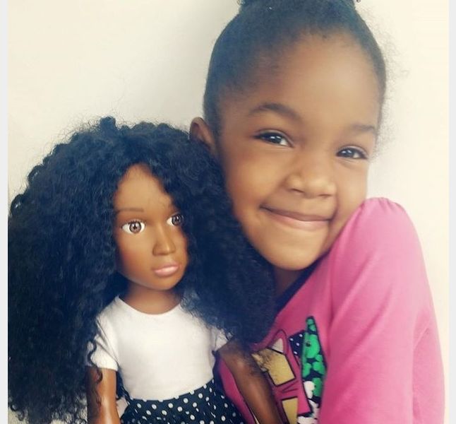 Une maman crée une poupée aux cheveux crépus pour sa fille