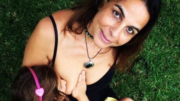 Une mère de 52 ans allaite sa fille de 6 ans : la photo qui choque le monde entier