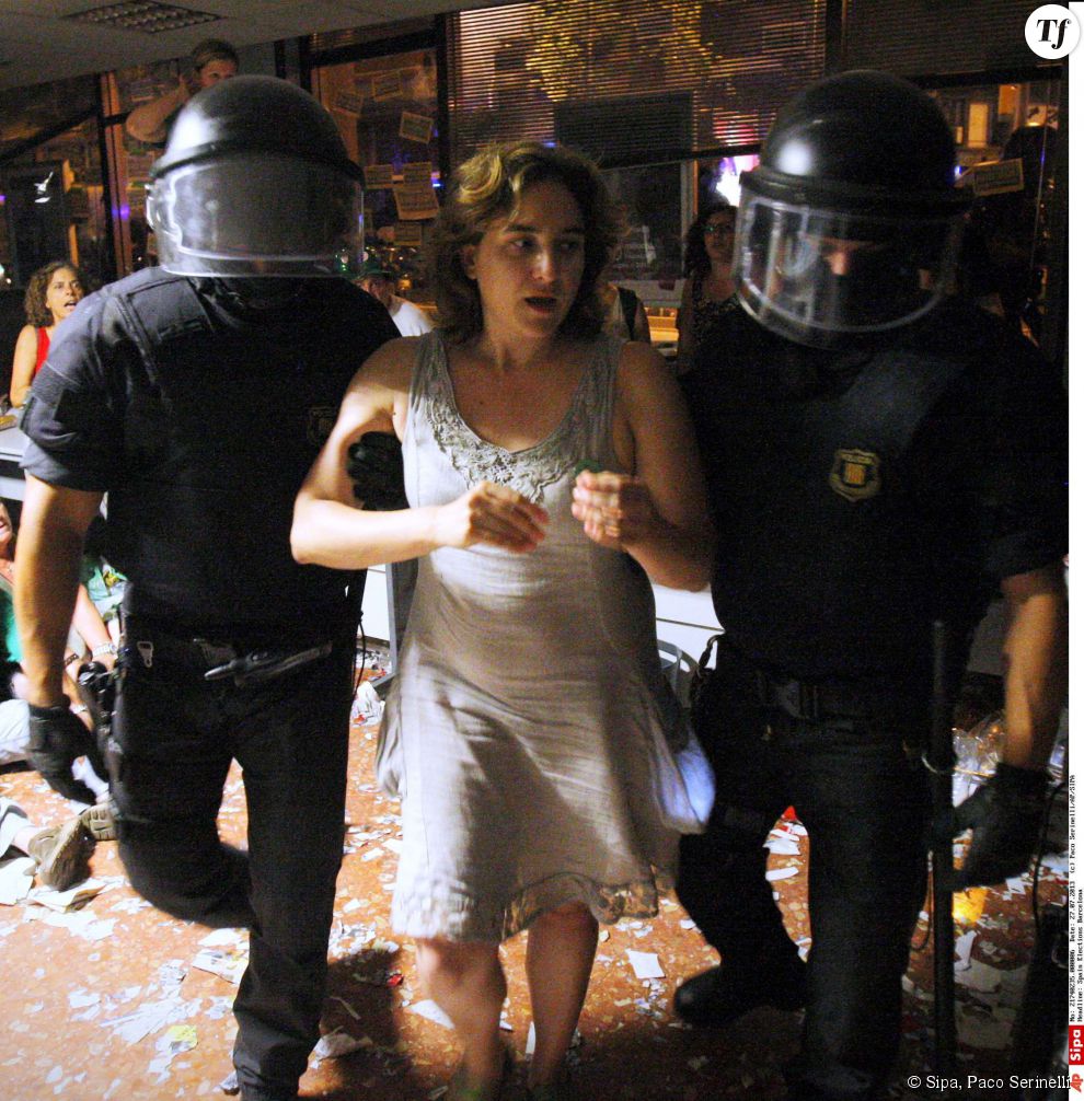 Ada Colau est arrêtée le 26 juillet 2013 après avoir occupé une banque.