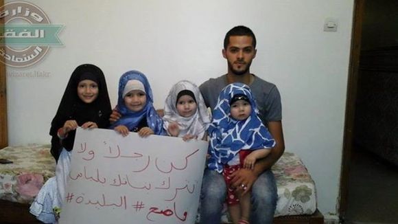 "Sois un homme", l'effarante campagne qui encourage les Algériens à voiler femme et enfants