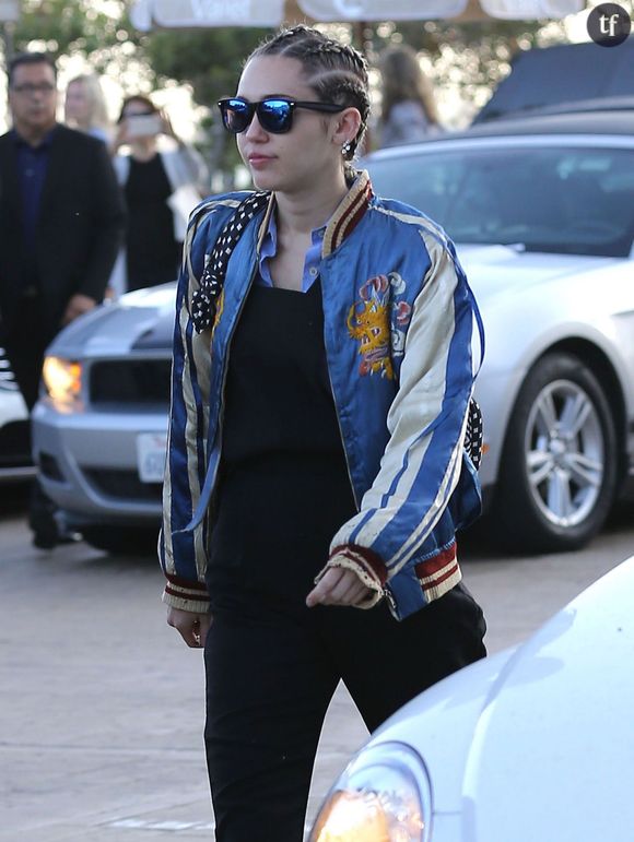 Miley Cyrus dans les rues de Malibu