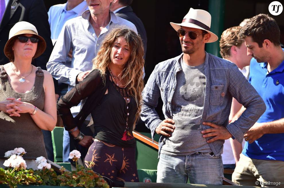 Tomer Sisley et sa compagne Karine Machado, dans les tribunes lors de la demi-finale des Internationaux de tennis de Roland-Garros à Paris, le 5 juin 2015.