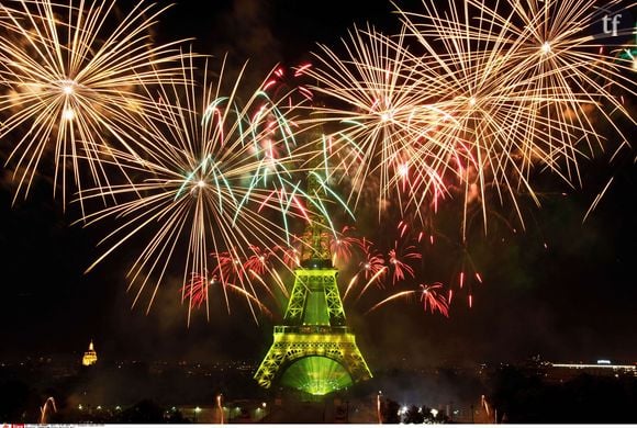 Le feu d'artifice du 14 juillet 2015 tiré depuis la Tour Eiffel à Paris.