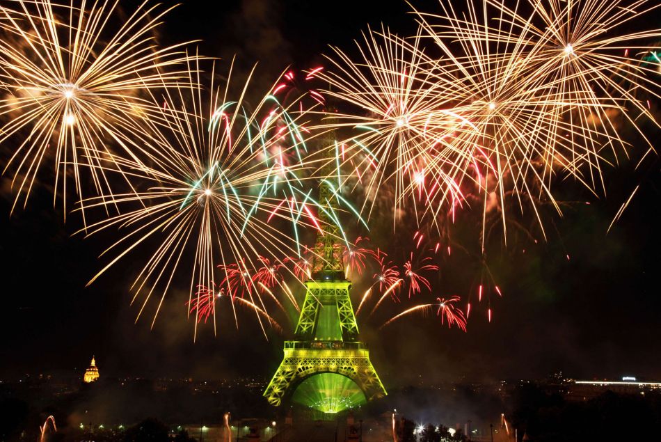 Le feu d'artifice du 14 juillet 2015 tiré depuis la Tour Eiffel à Paris.