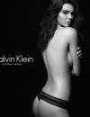 Kendall Jenner topless et en string pour Calvin Klein Underwear