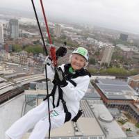 À 101 ans, elle descend un building en rappel (et sans frémir)