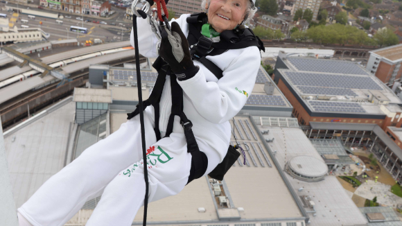 À 101 ans, elle descend un building en rappel (et sans frémir)