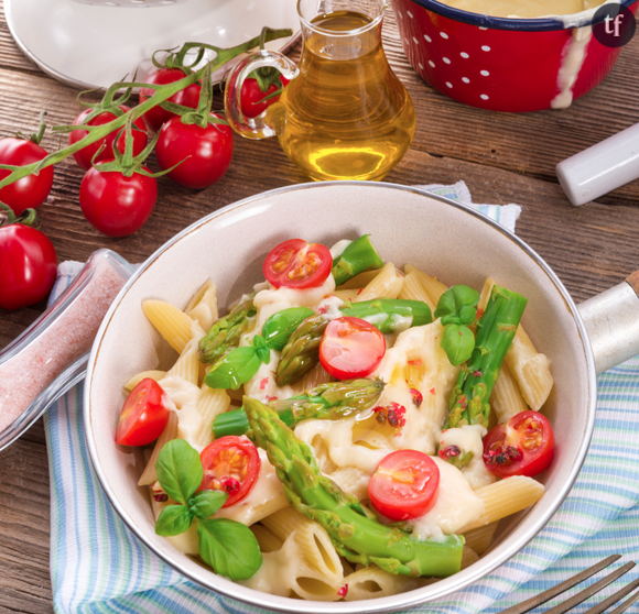 Salade de pates, tomates cerise et asperges.