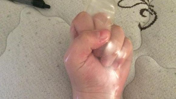 "S'il vous dit qu'il est trop large, envoyez-lui ça" : la photo d'un préservatif fait le buzz