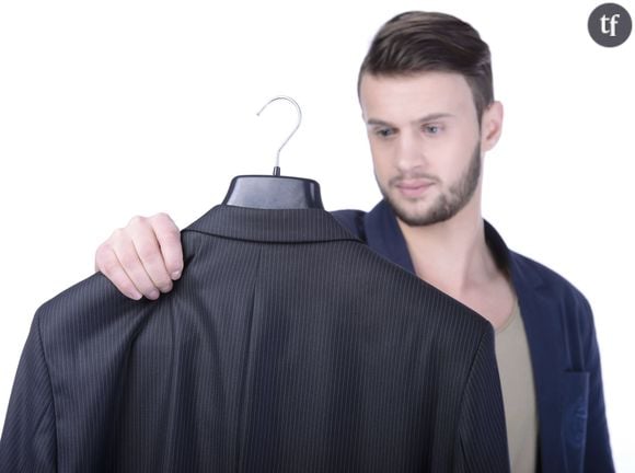 L'homme fait face à de véritables problèmes quand il s'agit de trouver des vêtements.