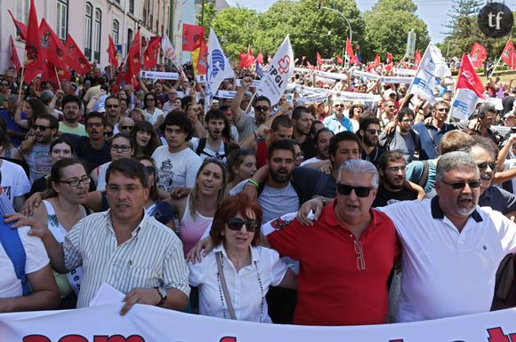 Les manifestants dans la rue pendant le vote des mesures d'austérité au Parlement portugais