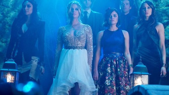 Pretty Little Liars saison 6 : une mort pour le bal de promo de l'épisode 9 ? (photos)