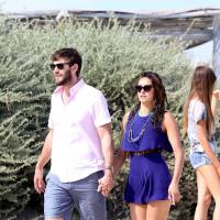 Nina Dobrev : tendre baiser avec son amoureux Austin Stowell sur une plage de Saint-Tropez (photos)