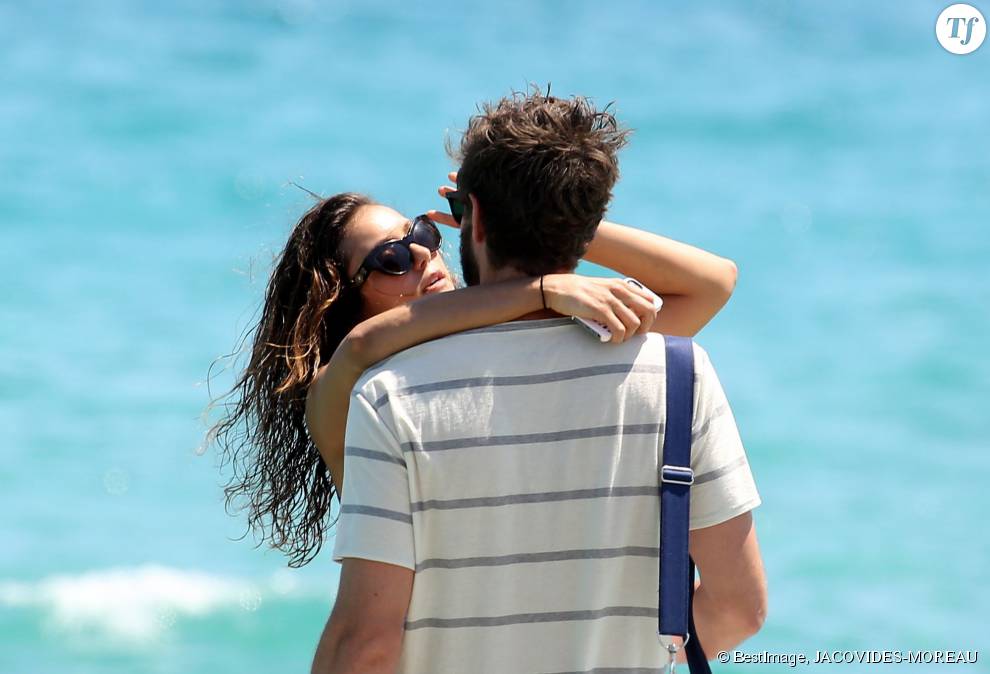 Nina Dobrev et Austin Stowell complices sur une plage de Saint-Tropez