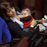 Une députée argentine allaite son bébé en plein parlement, le web s'enflamme