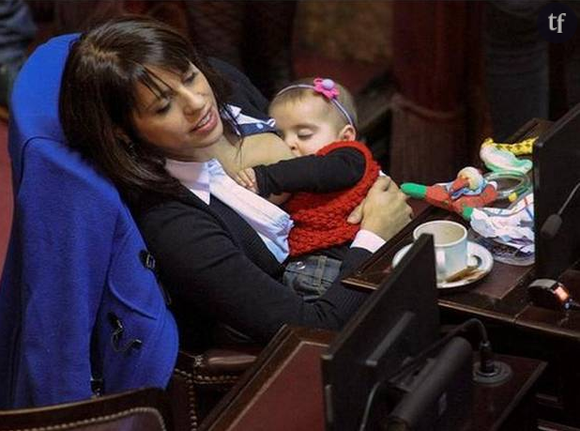 Victoria Donda Perez allaitant sa fille dans l'hémicycle argentin.