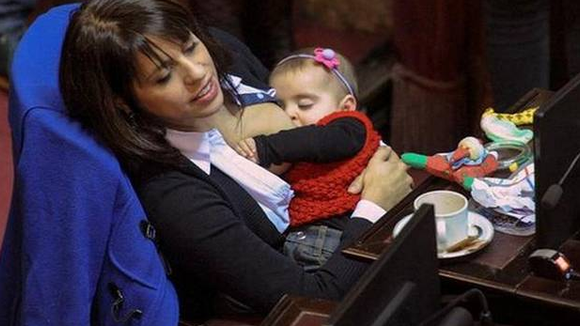 Une députée argentine allaite son bébé en plein parlement, le web s'enflamme